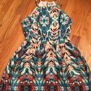 Juniors’ sleeveless printed mini dress